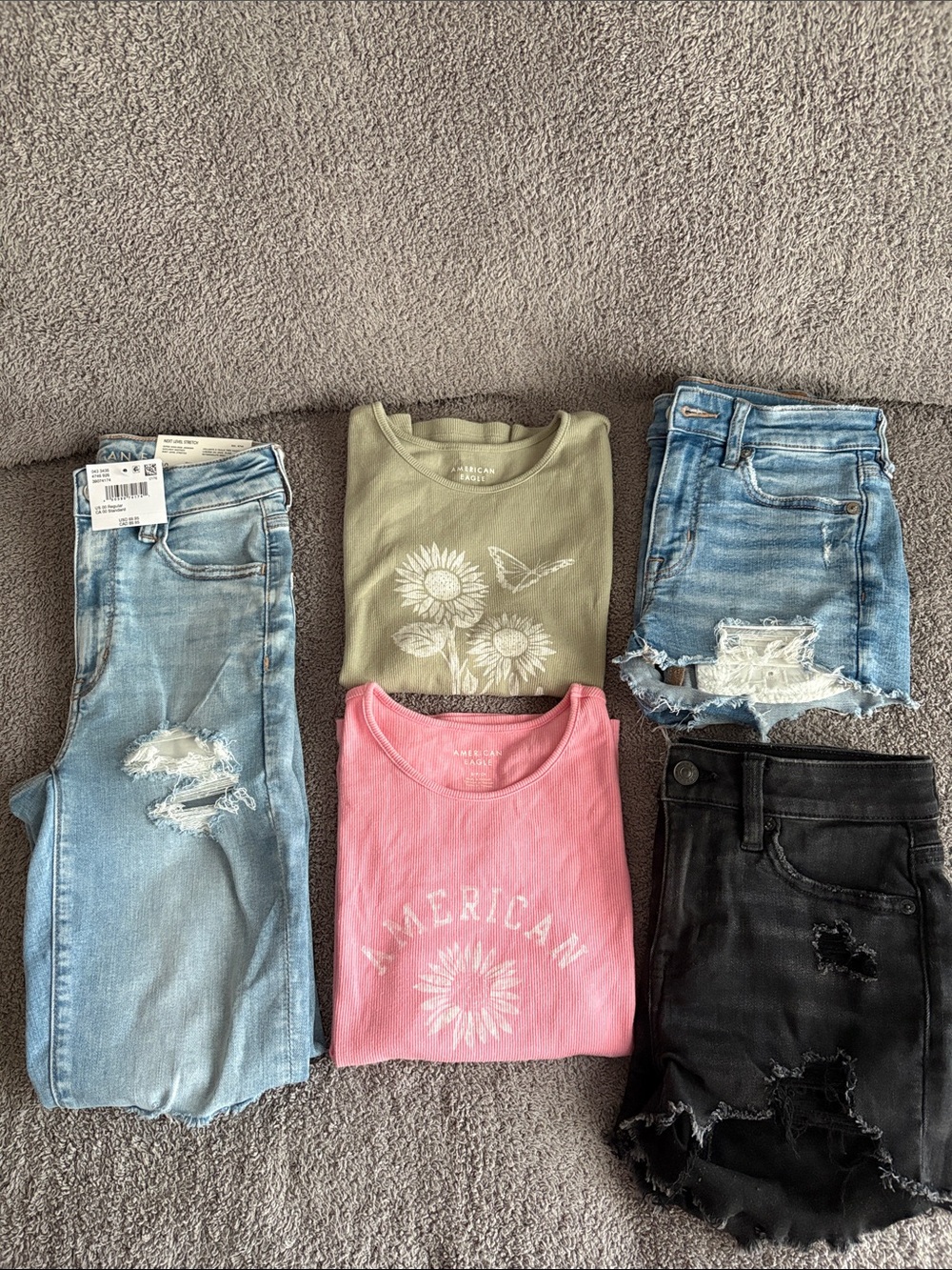 American Eagle Outfitters Girls Lot-Faded graphic tees, Jeans and Jean Shorts